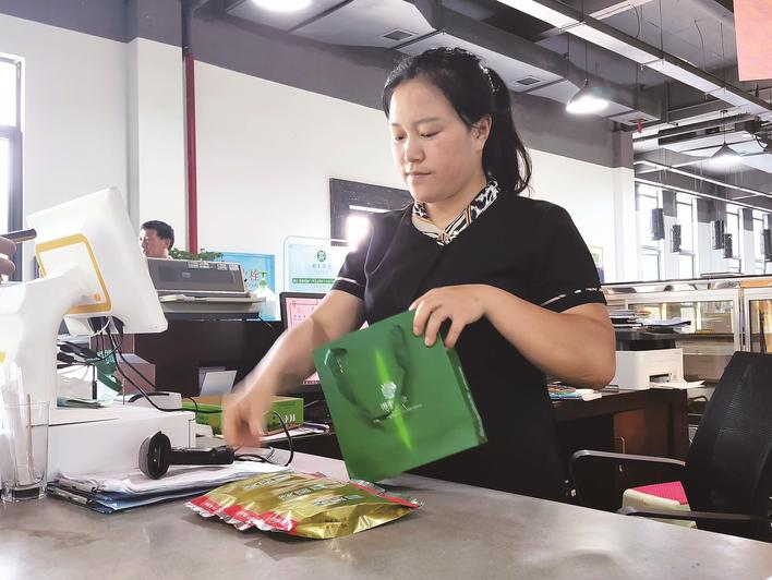 在湘豐茶園展示廳里，工作人員正在幫游客結(jié)算。宋彬彬 攝.png