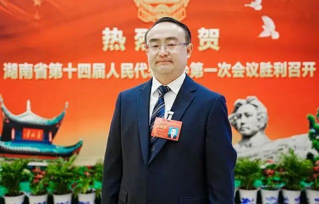 張家界市桑植縣委副書記、縣長梁高武：“喊”回10萬老鄉，和大家一塊過年